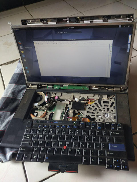 ThinkPad dicoba dihidupkan setelah dibersihkan dan dikencangkan soket-soket kabelnya