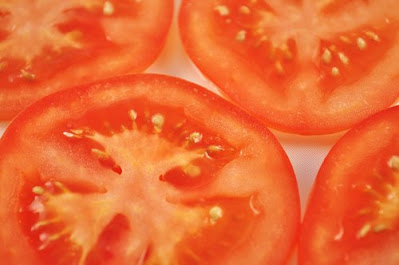 Traitement naturels à base de tomate pour peau grasse et acnéique