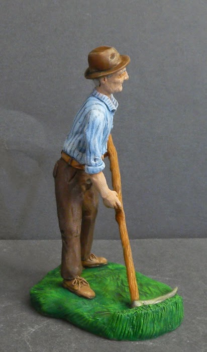 contadino anziano con falce statuetta presepe persona reale orme magiche