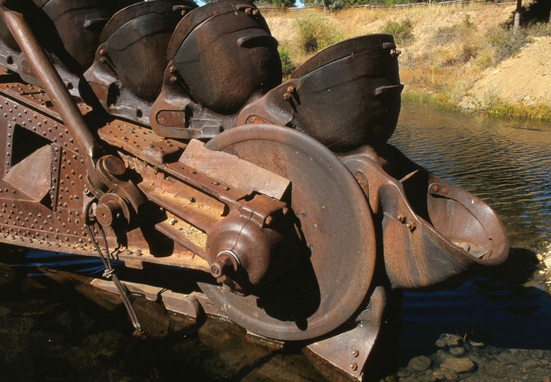 GEOTECHNICAL ENGINEERING & BLASTING MECHANICAL DREDGERS THE BUCKET