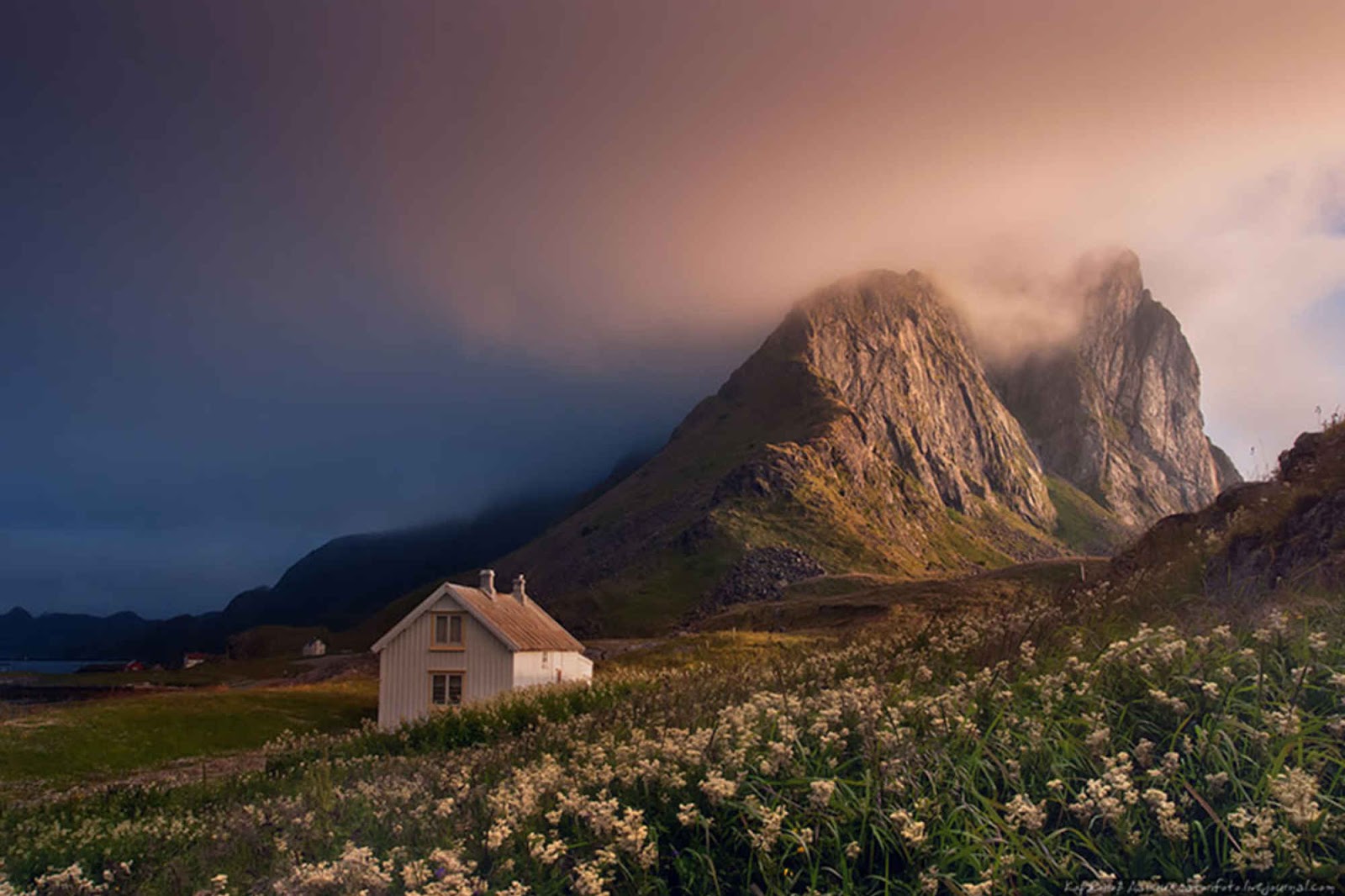 Пейзаж места. Даниил Коржонов. Домик у подножья горы Норвегия. Исландия Коржонов. Ирландия Коржонов.