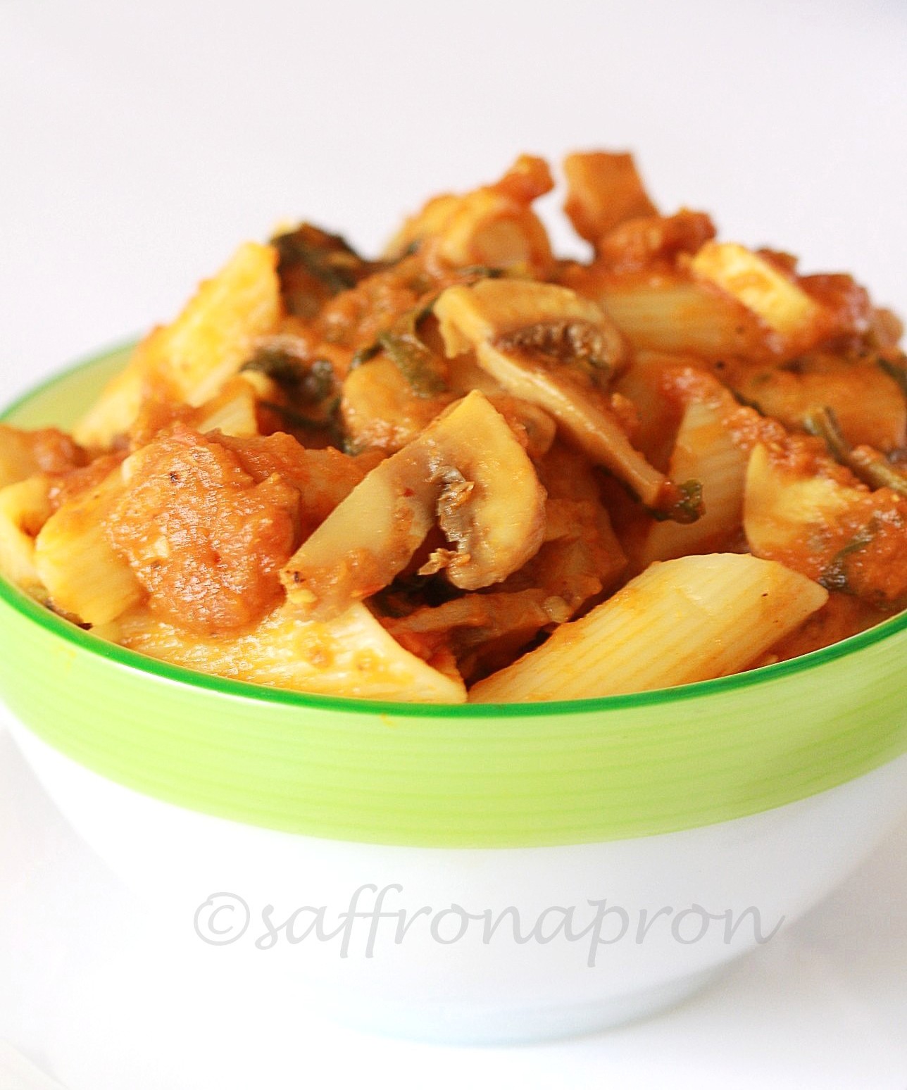 Saffron Apron Penne in marinara sauce with spinach and mushroom