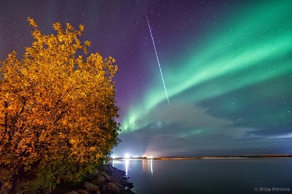 Meteor Melesat Menghiasi Langit Penuh Aurora di Rusia