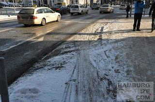 © hamburgize.com / Stefan Warda - "Geräumter Radweg" Gorch-Fock-Wall Fake-Winterdienst: "Geräumter Radweg" Gorch-Fock-Wall / Stephansplatz