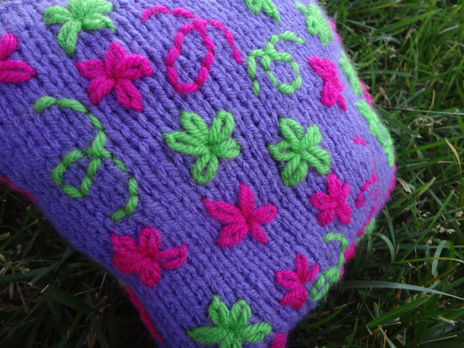 fiber-flux-free-knitting-pattern-embroidered-daisy-pillow