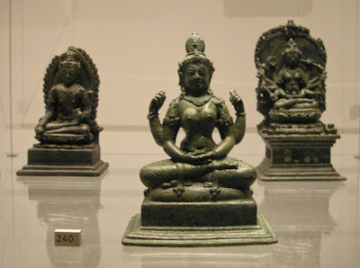 (Kiri) Avalokitesvara lengan-dua. (Tengah) Chundā lengan-empat. (Kanan) Dewi Tantra lengan-empat (Chundā?)