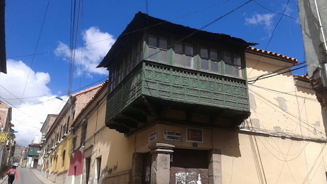 Balcón de madera como vestigio del pasado colonial glorioso de la ciuda