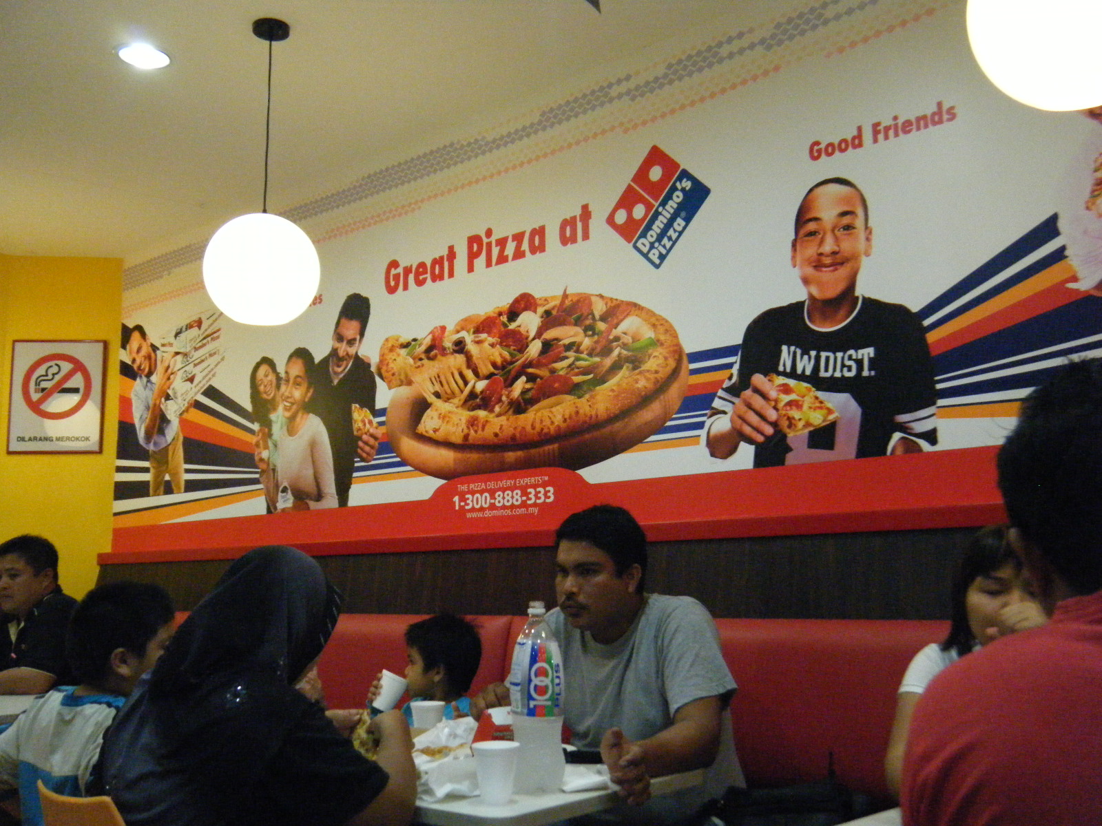 Deanna Suka Warna Domino�s Batu Berendam