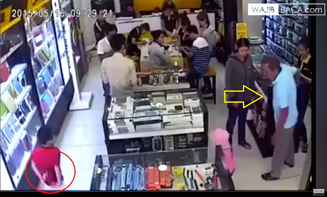 Tak Tahu Malu! Orang Tua Tega Memukul Anaknya Sendiri di Tengah Keramaian Tak Tahu Malu! Orang Tua Tega Memukul Anaknya Sendiri di Tengah Keramaian