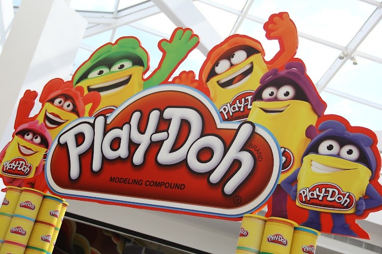 Oficina de massinha Play-Doh é diversão para as crianças no Iguatemi Alphaville