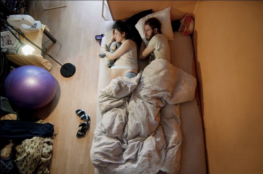 7 Foto Sikap Suami pada Istri yang Hamil Saat Tidur 