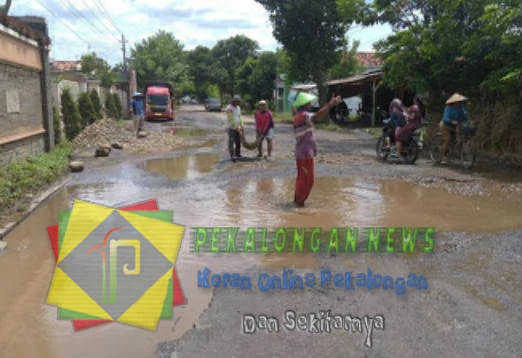 Banyak Jalan Rusak Pemkab Batang Diam Warga Sekitar Akhirnya Cari Sumbangan Untuk Perbaiki Jalan