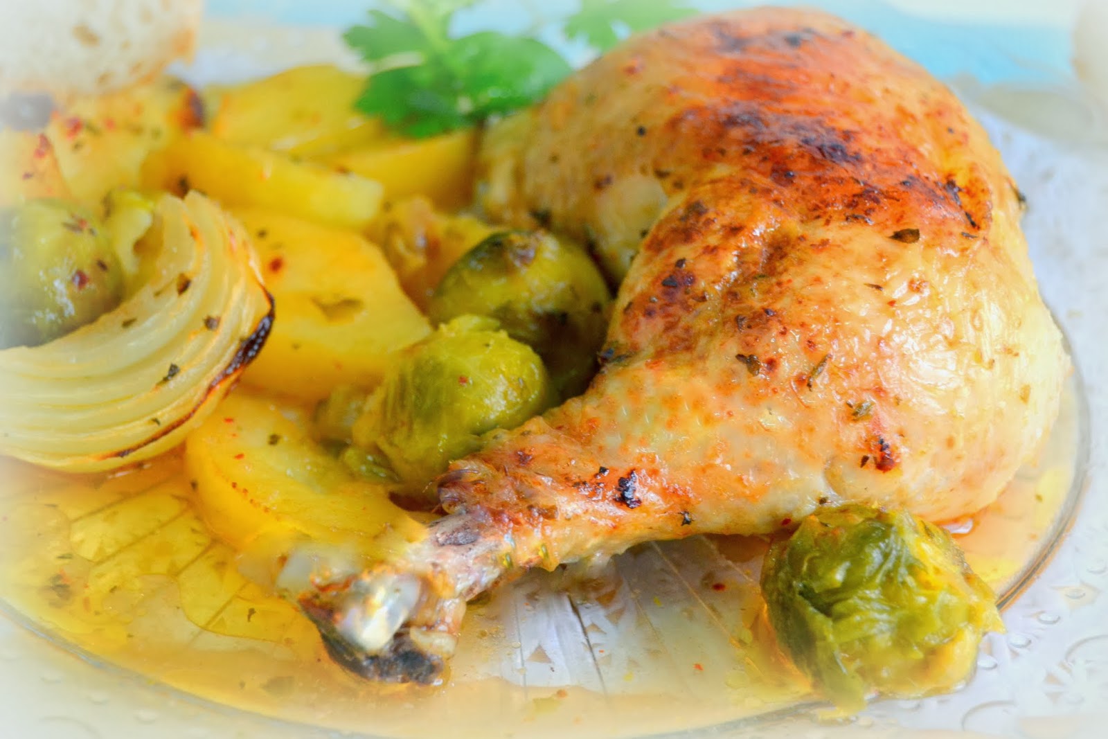 Pollo asado al horno con patatas, cebollas y verduras