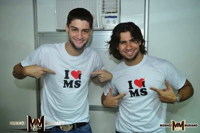Munhoz e Mariano com a camiseta I Love MS
