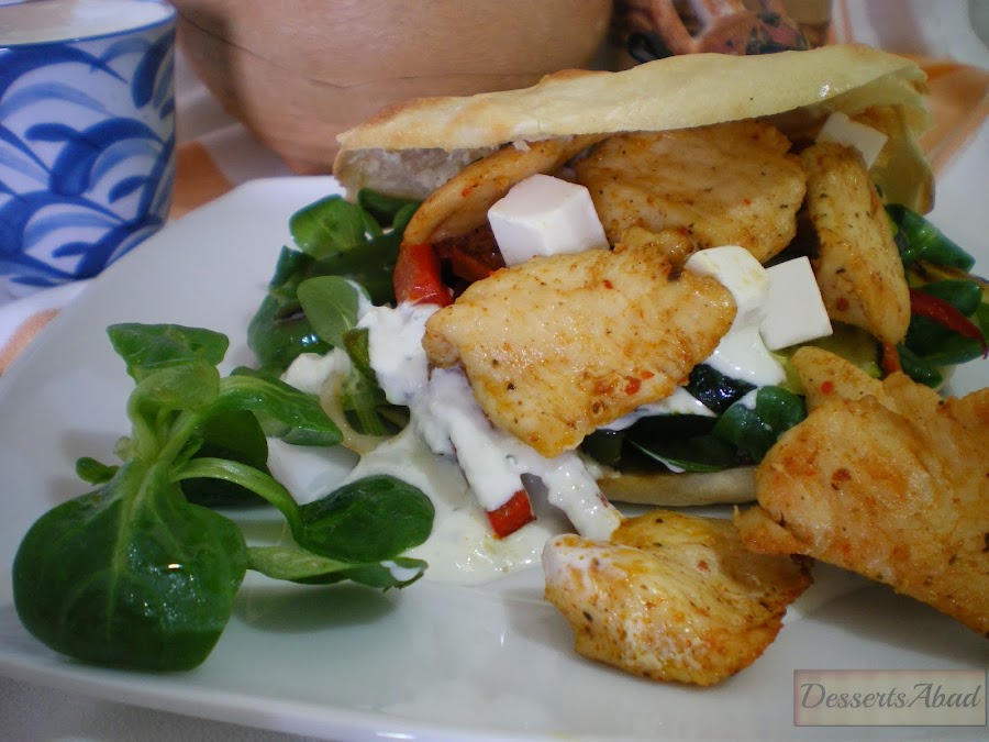 Pita de verduras asadas, queso feta y salsa tzatziki