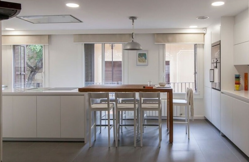 cocinas-blancas-con-mesa-madera-santos-clysa