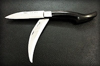 İki adet bıçağı olan siyah renkli kemik saplı Tosya çakısı