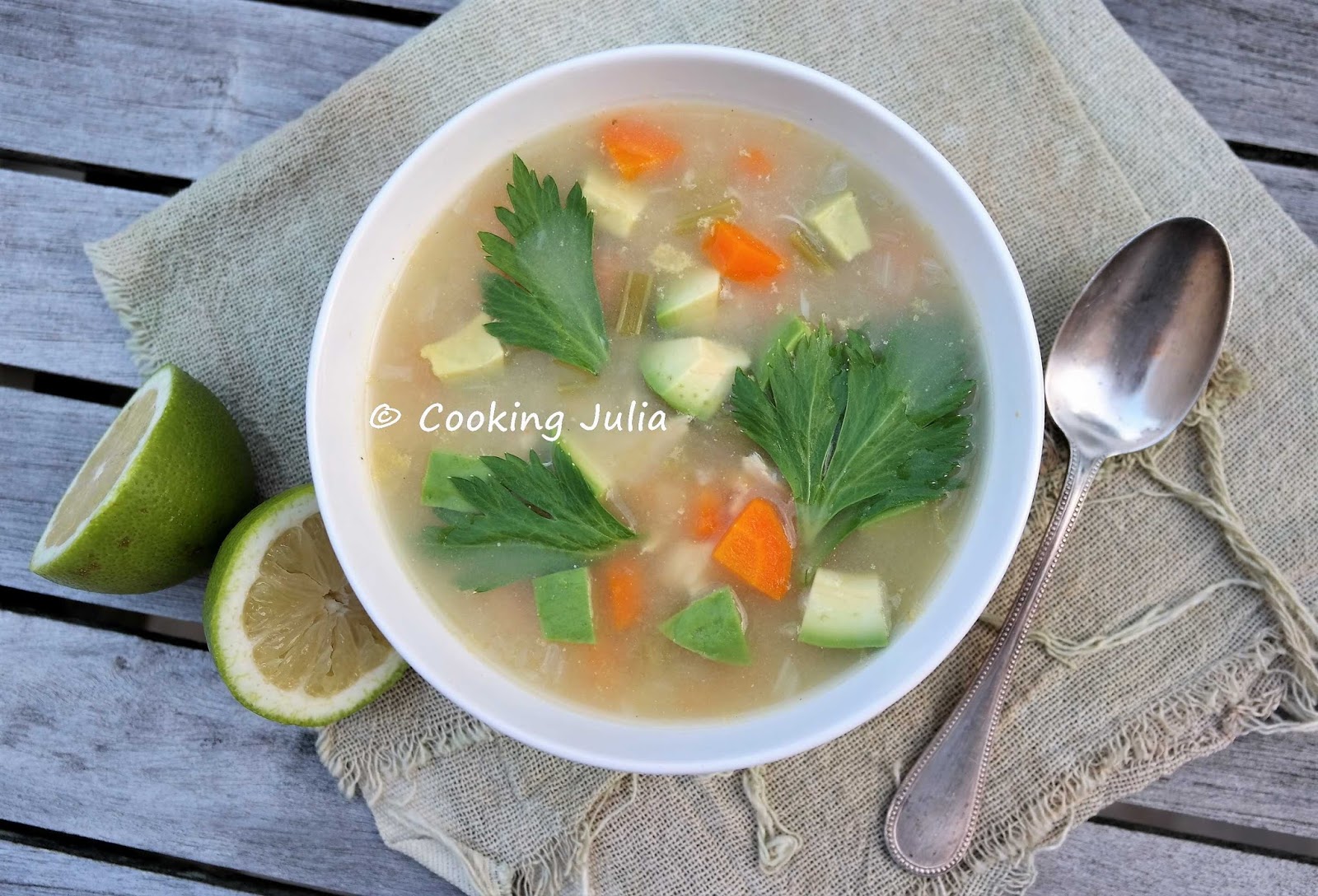 COOKING JULIA CONSOMÉ DE POLLO À SAN MIGUEL DE ALLENDE (MEXIQUE)