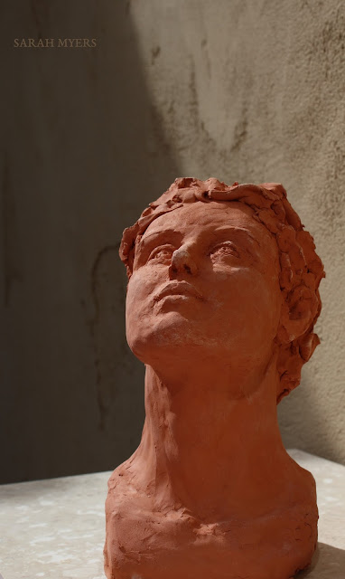 Head looking upward, front view. Sarah Myers. head, looking, upward, sarah, myers, sculpture, escultura, skulptur, scultura, terracotta, earthenware, ceramic, art, arte, kunst, face, gaze, woman, female, figurative, red, clay, modern, contemporary, artwork, front, below, close-up