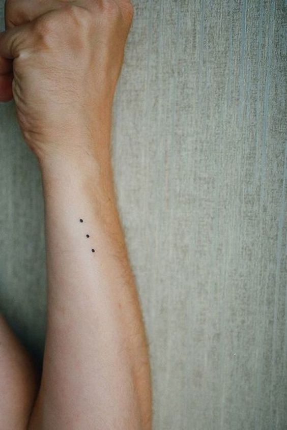 vemos a una mujer joven con un tatuaje pequeño, el tatuaje es de estilo hipster