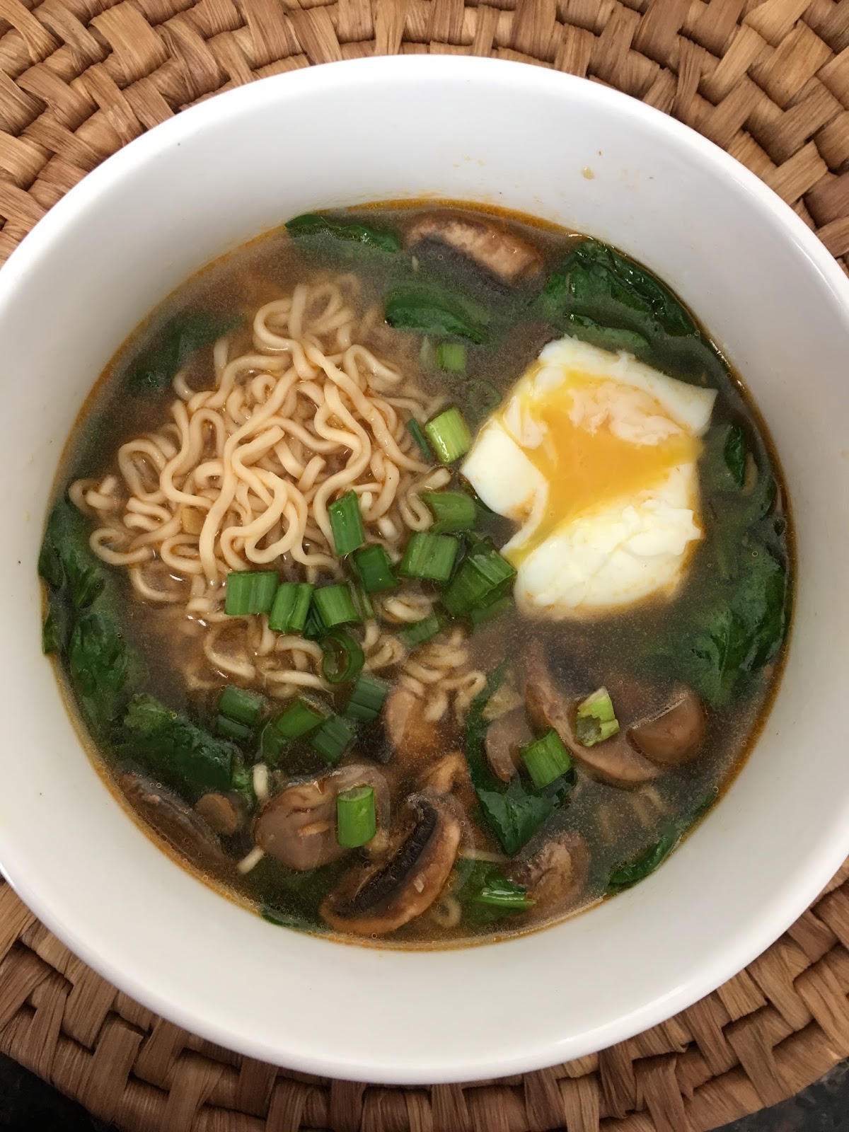 Simply Mangerchine Spinach Mushroom Ramel Bowl