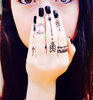 tato di jari tangan sangat menawan