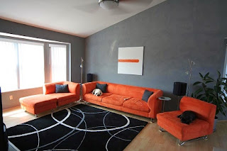 Sala con sofá naranja