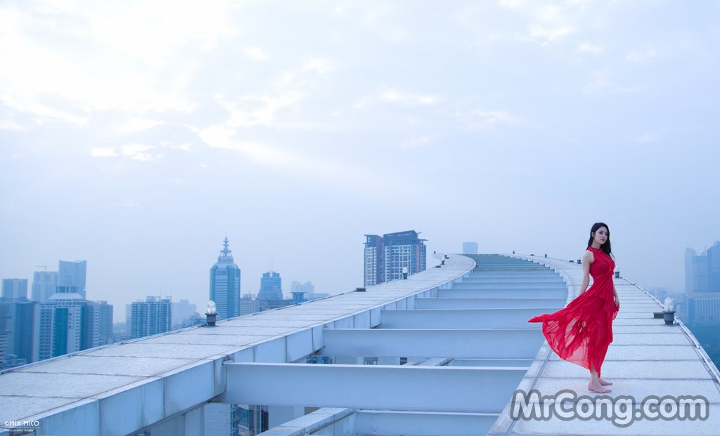 Beauty Crystal Lee ventured into blooming on the roof of a high-rise building (8 photos) photo 1-4