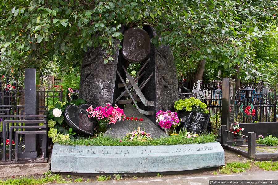 Могила Анатолия Тарасова на Вагньковском кладбище в Москве