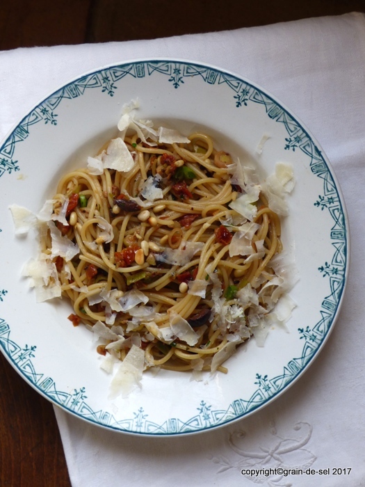 Nebenher: Spaghetti mit jungem Knoblauch, Oliven und getrockneten ...