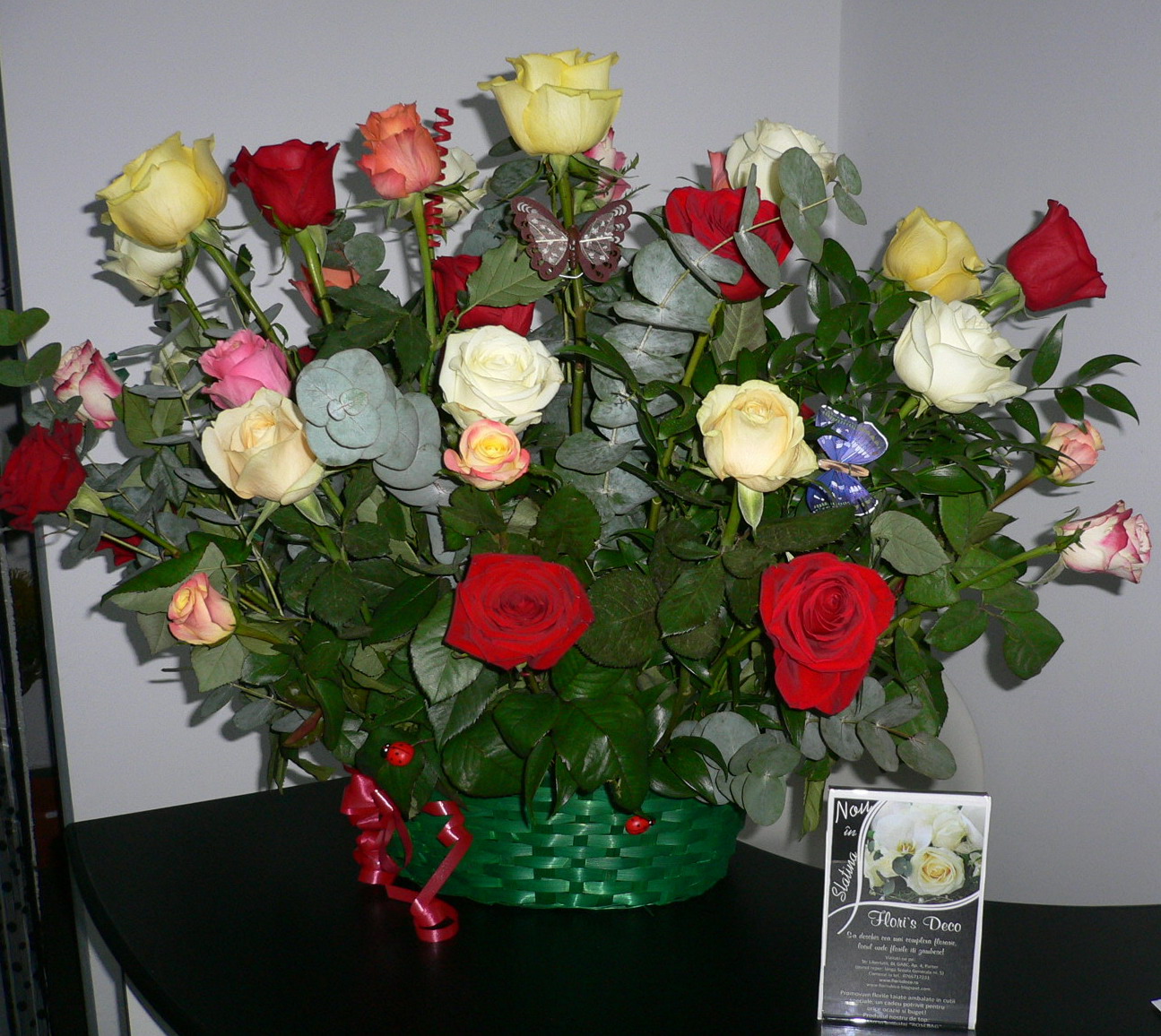 Floraria FLORIS DECO SLATINA trandafiri multicolori pentru zile