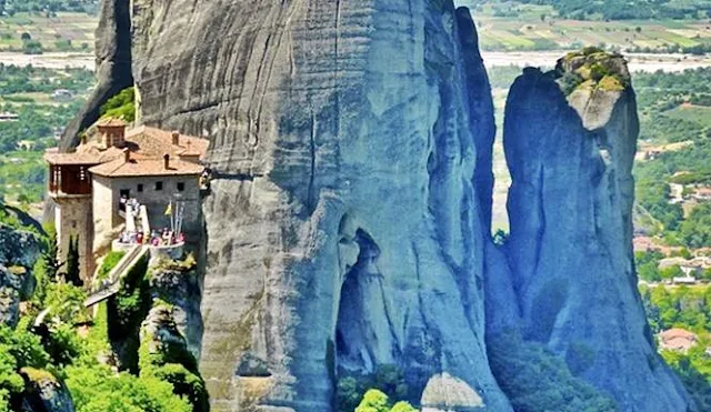biara di tebing tinggi batu