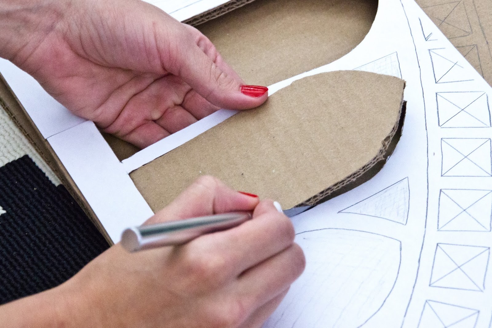 Delicious Reads DIY Harry Potter Cardboard "Mirror of Erised" Tutorial