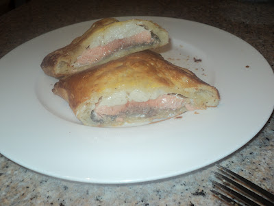  HOJALDRE RELLENO DE SALMÓN Y BECHAMEL. 