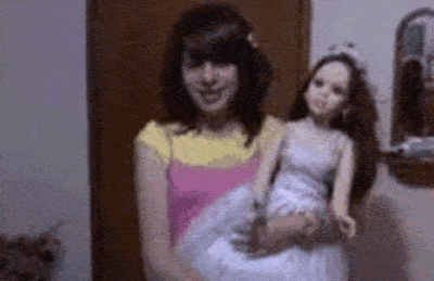Mädchen mit Puppe - lustige Horror Bilder animiert