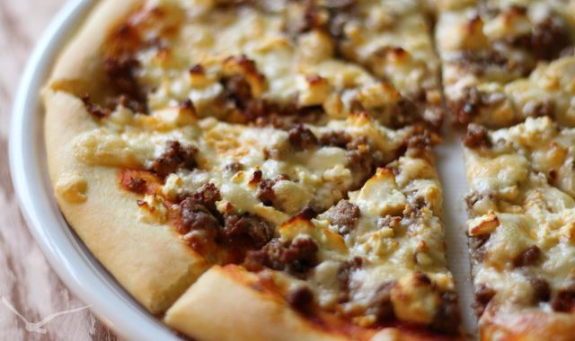Küstenküche: Pizza mit Hackfleisch und Feta - Männerpizza