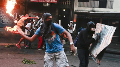 Elementos afiliados con la derecha venezolana durante los disturbios del febrero de 2014 en Caracas, capital venezolana.