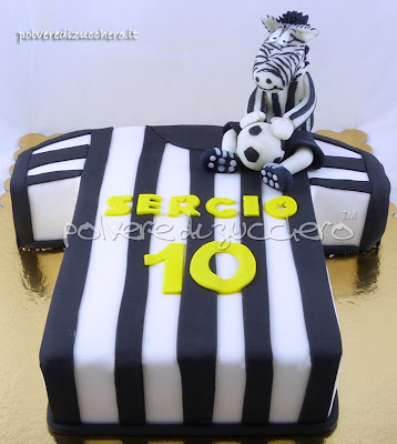 torta maglietta della juve con zebra mascotte, in pasta di zucchero