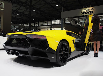  ialah kendaraan beroda empat sport yang pernah diluncurkan di geneva motor show tahun  Spesifikasi Lamborghini Aventador