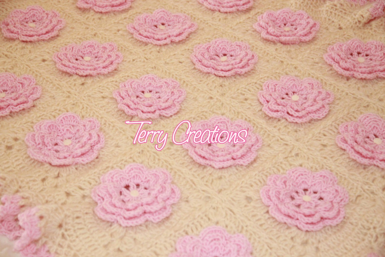 ABITO BATTESIMO NEONATA CON FIORI ROSA CIPRIA ABITO BATTESIMO NEONATA CON FIORI ROSA CIPRIA