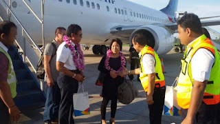 General Manager, Bayuh Iswantoro beserta jajarannya berkesempatan memberikan sambutan yang sangat baik kepada pesawat pertama di tahun 2017 yang mendarat di Bandara Supadio, Pontianak pada senin, 1 Januari 2017.