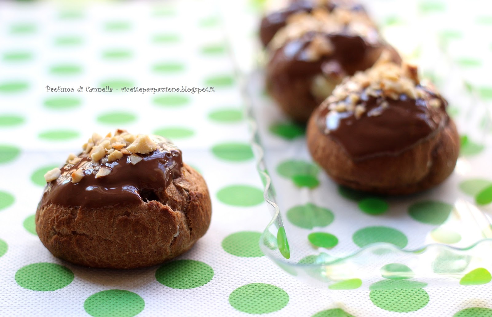 bignè al cacao ripieni di cioccolato bianco con copertura di gianduia e nocciole - la pasta choux di omar busi