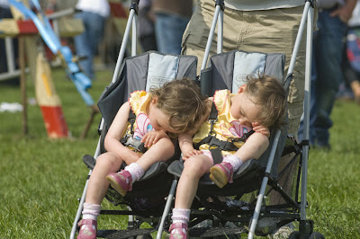 Two little girls sleeping - Dos peques durmiendo