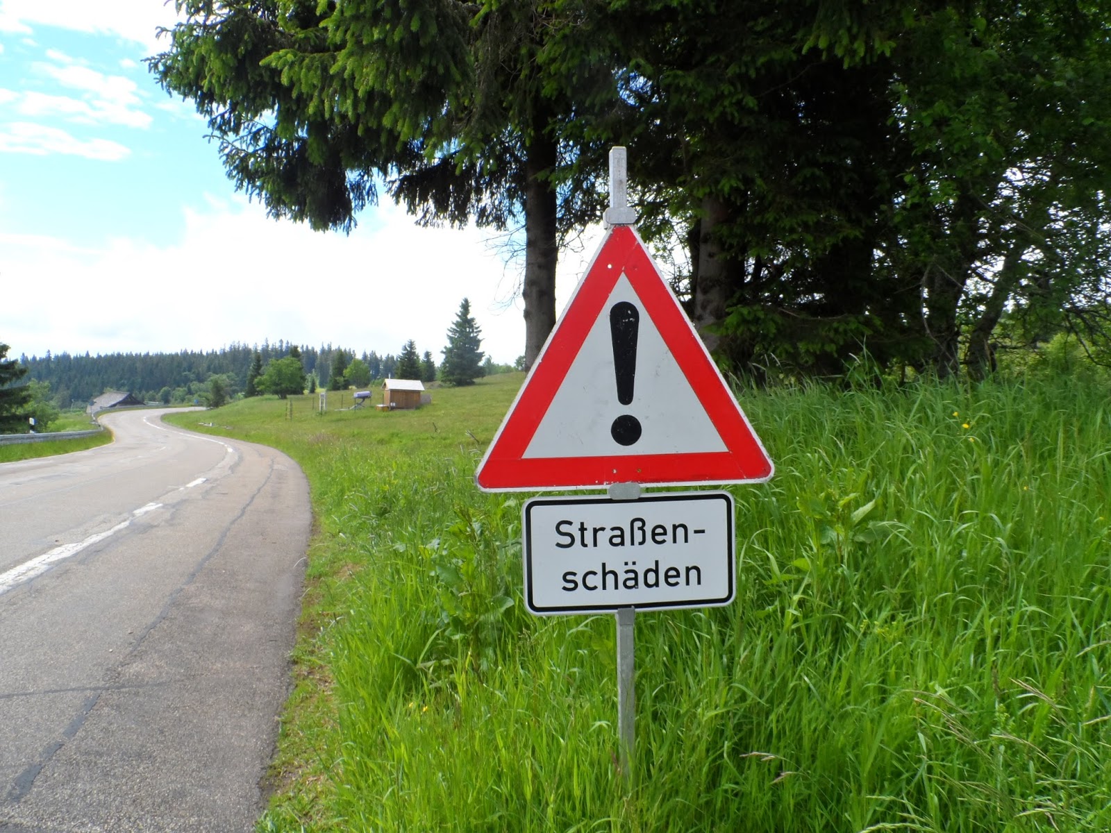 auto und verkehr: Schlaglochgruß an die Achse