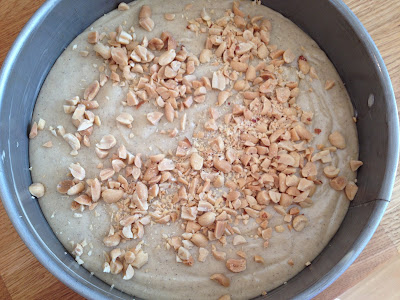 vit+chokladkaka+tillverkning - Seg vit chokladkaka med saltade nötter