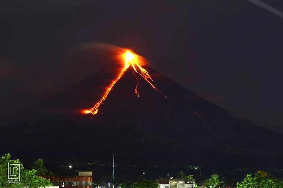 In the Philippines, the Mayon volcano woke up (2)
