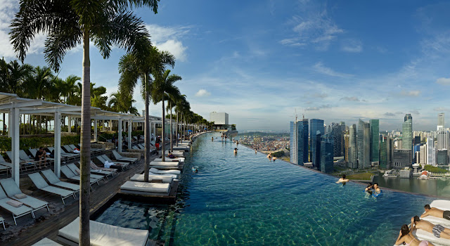 Hồ bơi trên tầng 57 khách sạn Marina Bay Sands