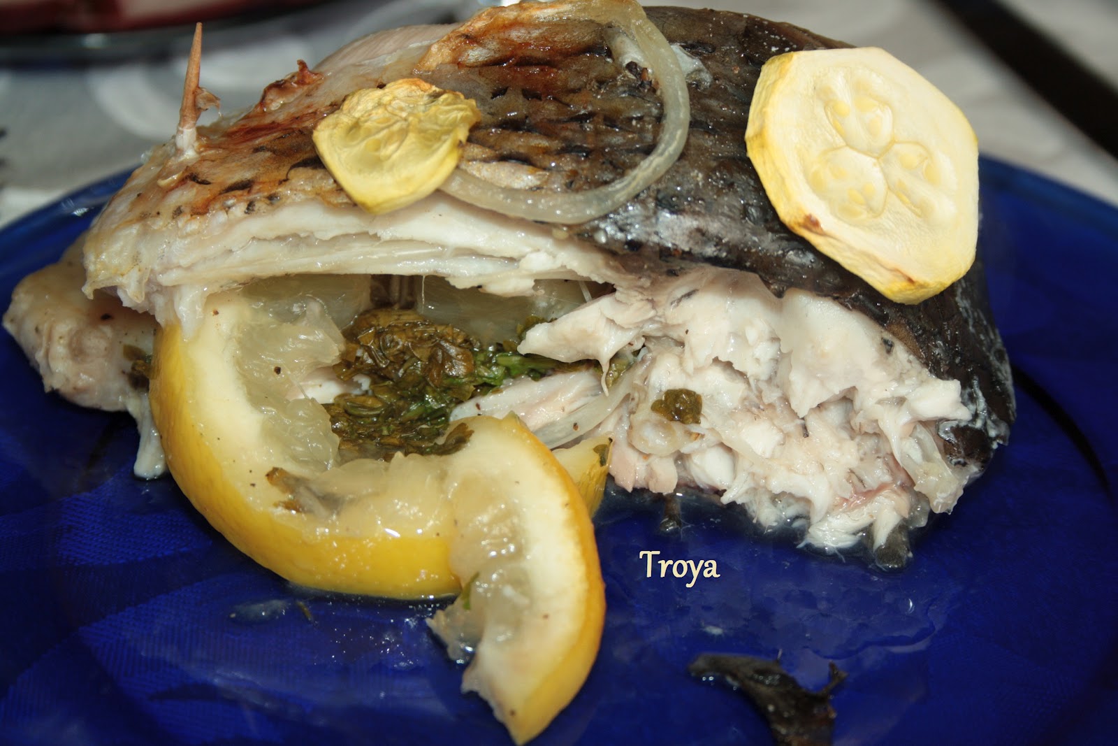 Рецепт: Рыба запеченная Мокроус с луком