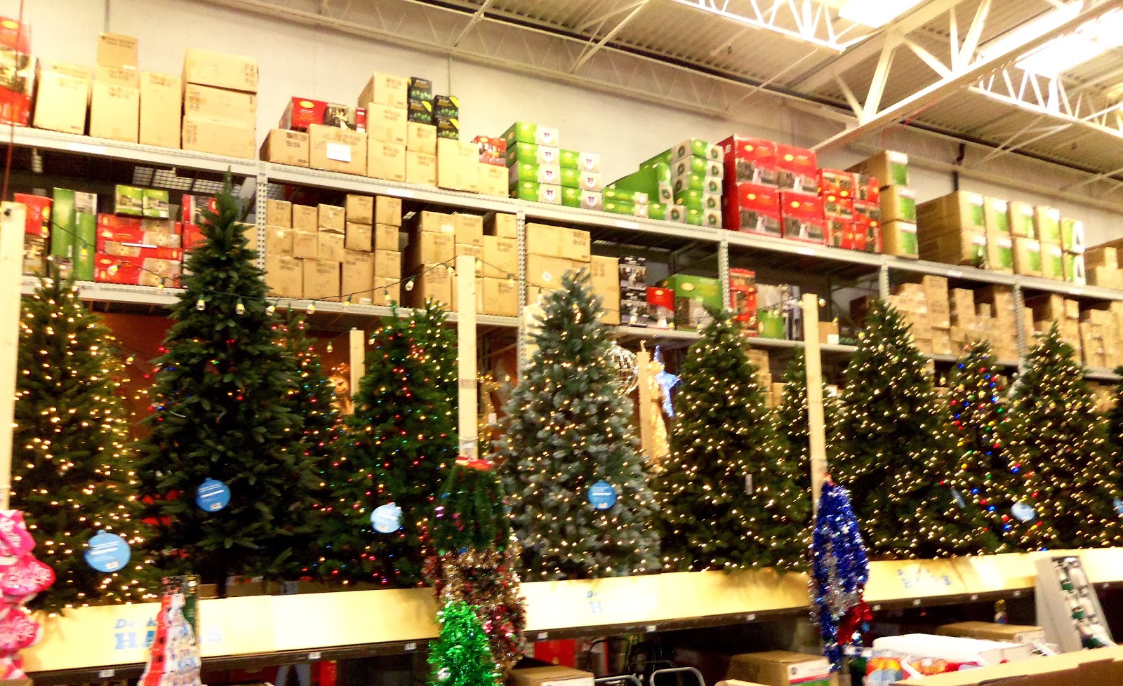 A DEBBIEDABBLE CHRISTMAS Christmas in the Stores Lowes
