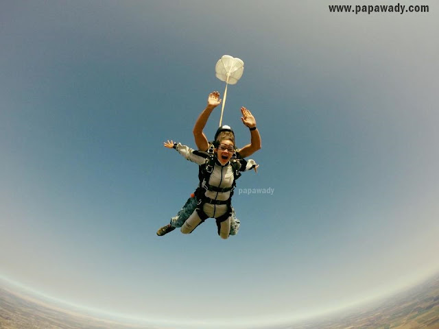 Amazing Pictures : Model Awn Seng Goes Sky Dive in USA 